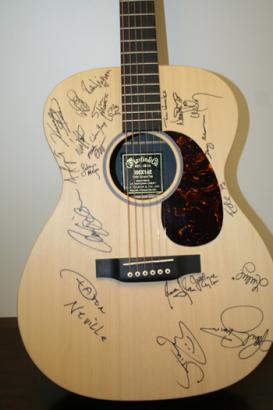 Paul Simon has auctioned a private lesson of the song writing. Collect donations charity Children's Health Fund to sponsor him his purpose. ◆ guitar autographed picture in New York, so I get to teach guitar or song writing, in person from Simon. Cha