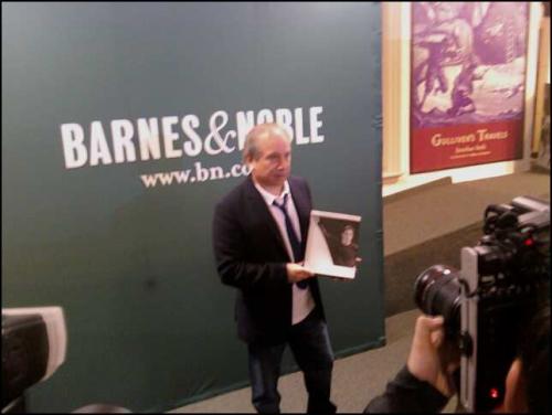 Paul Simon holding Lyrics 1964-2008 before his ´One on One´ interview at Barnes and Noble November 13.