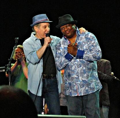 Paul thanking Bakithi Kumalo at the end of the show. Milano, 17.7.2011