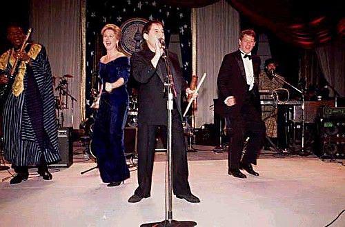 Paul singin 'You can call me Al'<br> for Al Gore